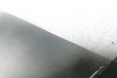Soyut grafiti arkaplanı. Hava fırçası efektli duvar kâğıdı. Beyaz kağıda siyah akrilik boya dokusu. Dağınık çamur sanatı. Makro sprey boya. El yapımı grunge arka plan