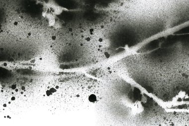 Soyut grafiti arkaplanı. Hava fırçası efektli duvar kâğıdı. Beyaz kağıda siyah akrilik boya dokusu. Dağınık çamur sanatı. Makro sprey boya. El yapımı grunge arka plan