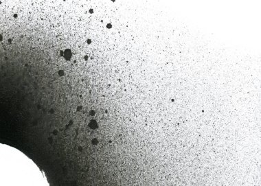 Soyut grafiti arkaplanı. Hava fırçası efektli duvar kâğıdı. Beyaz kağıda siyah akrilik boya dokusu. Dağınık çamur sanatı. Makro sprey boya. El yapımı grunge arka plan