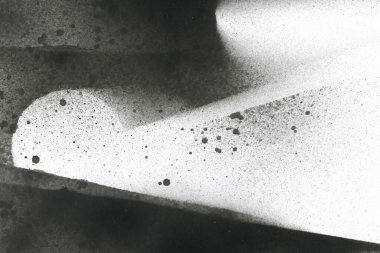 Soyut grafiti arkaplanı. Hava fırçası efektli duvar kâğıdı. Beyaz kağıda siyah akrilik boya dokusu. Dağınık çamur sanatı. Makro sprey boya. El yapımı grunge arka plan