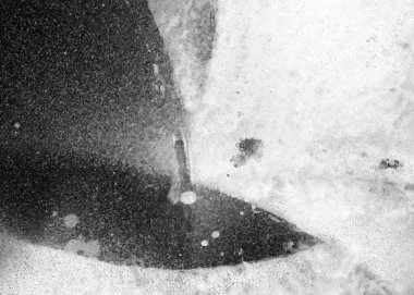 Soyut grafiti arkaplanı. Hava fırçası efektli duvar kâğıdı. Beyaz kağıda siyah akrilik boya dokusu. Dağınık çamur sanatı. Makro sprey boya. El yapımı grunge arka plan