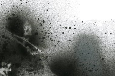 Soyut grafiti arkaplanı. Hava fırçası efektli duvar kâğıdı. Beyaz kağıda siyah akrilik boya dokusu. Dağınık çamur sanatı. Makro sprey boya. El yapımı grunge arka plan