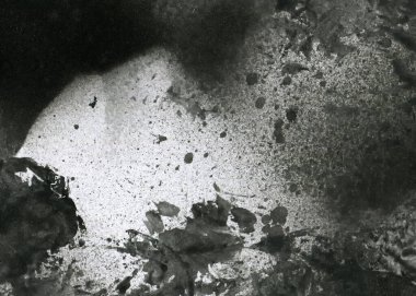 Soyut grafiti arkaplanı. Hava fırçası efektli duvar kâğıdı. Beyaz kağıda siyah akrilik boya dokusu. Dağınık çamur sanatı. Makro sprey boya. El yapımı grunge arka plan