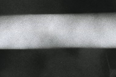 Soyut grafiti arkaplanı. Hava fırçası efektli duvar kâğıdı. Beyaz kağıda siyah akrilik boya dokusu. Dağınık çamur sanatı. Makro sprey boya. El yapımı grunge arka plan