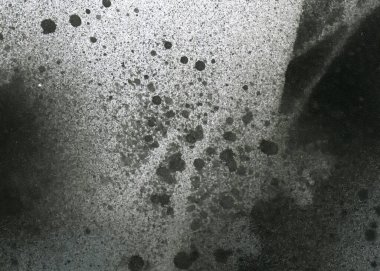 Soyut grafiti arkaplanı. Hava fırçası efektli duvar kâğıdı. Beyaz kağıda siyah akrilik boya dokusu. Dağınık çamur sanatı. Makro sprey boya. El yapımı grunge arka plan