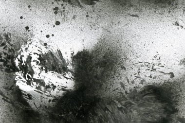 Soyut grafiti arkaplanı. Hava fırçası efektli duvar kâğıdı. Beyaz kağıda siyah akrilik boya dokusu. Dağınık çamur sanatı. Makro sprey boya. El yapımı grunge arka plan