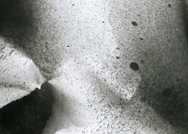 Soyut grafiti arkaplanı. Hava fırçası efektli duvar kâğıdı. Beyaz kağıda siyah akrilik boya dokusu. Dağınık çamur sanatı. Makro sprey boya. El yapımı grunge arka plan