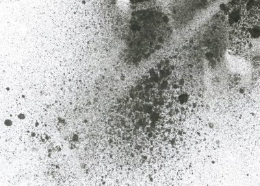 Soyut grafiti arkaplanı. Hava fırçası efektli duvar kâğıdı. Beyaz kağıda siyah akrilik boya dokusu. Dağınık çamur sanatı. Makro sprey boya. El yapımı grunge arka plan