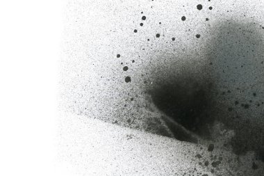 Soyut grafiti arkaplanı. Hava fırçası efektli duvar kâğıdı. Beyaz kağıda siyah akrilik boya dokusu. Dağınık çamur sanatı. Makro sprey boya. El yapımı grunge arka plan