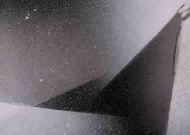 Soyut grafiti arkaplanı. Hava fırçası efektli duvar kâğıdı. Beyaz kağıda siyah akrilik boya dokusu. Dağınık çamur sanatı. Makro sprey boya. El yapımı grunge arka plan