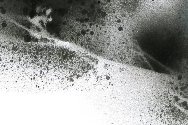 Soyut grafiti arkaplanı. Hava fırçası efektli duvar kâğıdı. Beyaz kağıda siyah akrilik boya dokusu. Dağınık çamur sanatı. Makro sprey boya. El yapımı grunge arka plan