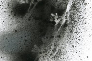 Soyut grafiti arkaplanı. Hava fırçası efektli duvar kâğıdı. Beyaz kağıda siyah akrilik boya dokusu. Dağınık çamur sanatı. Makro sprey boya. El yapımı grunge arka plan
