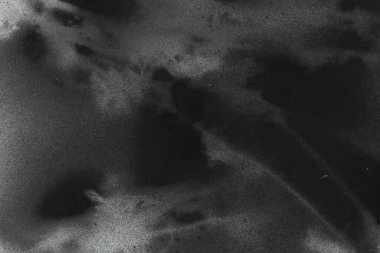 Soyut grafiti arkaplanı. Hava fırçası efektli duvar kâğıdı. Beyaz kağıda siyah akrilik boya dokusu. Dağınık çamur sanatı. Makro sprey boya. El yapımı grunge arka plan