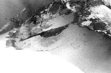 Soyut grafiti arkaplanı. Hava fırçası efektli duvar kâğıdı. Beyaz kağıda siyah akrilik boya dokusu. Dağınık çamur sanatı. Makro sprey boya. El yapımı grunge arka plan