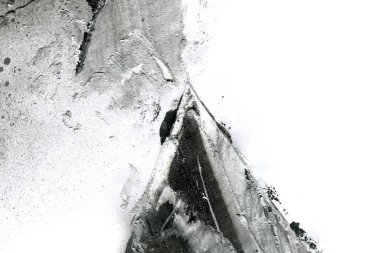 Soyut grafiti arkaplanı. Hava fırçası efektli duvar kâğıdı. Beyaz kağıda siyah akrilik boya dokusu. Dağınık çamur sanatı. Makro sprey boya. El yapımı grunge arka plan