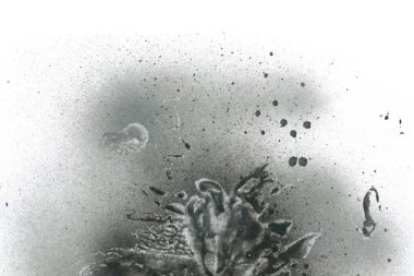 Soyut grafiti arkaplanı. Hava fırçası efektli duvar kâğıdı. Beyaz kağıda siyah akrilik boya dokusu. Dağınık çamur sanatı. Makro sprey boya. El yapımı grunge arka plan