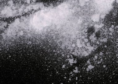 Soyut grafiti arkaplanı. Hava fırçası efektli duvar kâğıdı. Beyaz kağıda siyah akrilik boya dokusu. Dağınık çamur sanatı. Makro sprey boya. El yapımı grunge arka plan