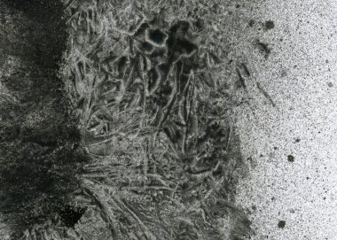 Soyut grafiti arkaplanı. Hava fırçası efektli duvar kâğıdı. Beyaz kağıda siyah akrilik boya dokusu. Dağınık çamur sanatı. Makro sprey boya. El yapımı grunge arka plan