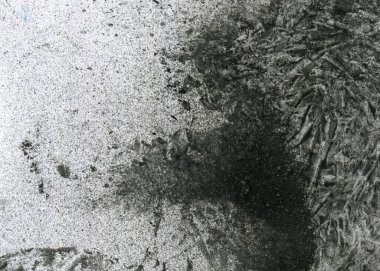 Soyut grafiti arkaplanı. Hava fırçası efektli duvar kâğıdı. Beyaz kağıda siyah akrilik boya dokusu. Dağınık çamur sanatı. Makro sprey boya. El yapımı grunge arka plan