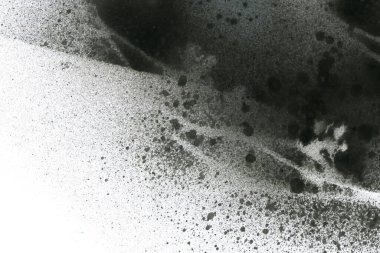 Soyut grafiti arkaplanı. Hava fırçası efektli duvar kâğıdı. Beyaz kağıda siyah akrilik boya dokusu. Dağınık çamur sanatı. Makro sprey boya. El yapımı grunge arka plan