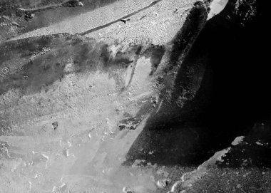 Soyut grafiti arkaplanı. Hava fırçası efektli duvar kâğıdı. Beyaz kağıda siyah akrilik boya dokusu. Dağınık çamur sanatı. Makro sprey boya. El yapımı grunge arka plan