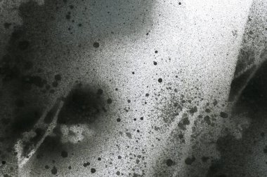 Soyut grafiti arkaplanı. Hava fırçası efektli duvar kâğıdı. Beyaz kağıda siyah akrilik boya dokusu. Dağınık çamur sanatı. Makro sprey boya. El yapımı grunge arka plan