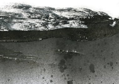 Soyut grafiti arkaplanı. Hava fırçası efektli duvar kâğıdı. Beyaz kağıda siyah akrilik boya dokusu. Dağınık çamur sanatı. Makro sprey boya. El yapımı grunge arka plan