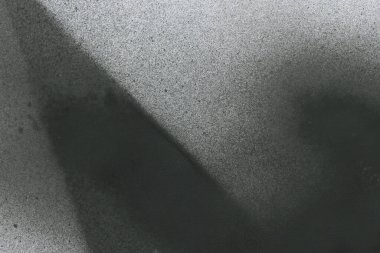 Soyut grafiti arkaplanı. Hava fırçası efektli duvar kâğıdı. Beyaz kağıda siyah akrilik boya dokusu. Dağınık çamur sanatı. Makro sprey boya. El yapımı grunge arka plan