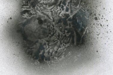 Soyut grafiti arkaplanı. Hava fırçası efektli duvar kâğıdı. Beyaz kağıda siyah akrilik boya dokusu. Dağınık çamur sanatı. Makro sprey boya. El yapımı grunge arka plan