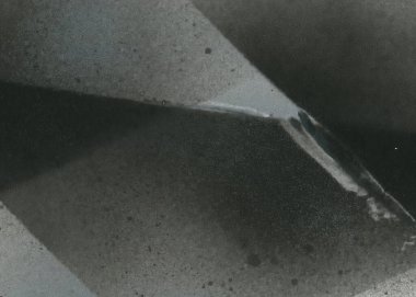 Soyut grafiti arkaplanı. Hava fırçası efektli duvar kâğıdı. Beyaz kağıda siyah akrilik boya dokusu. Dağınık çamur sanatı. Makro sprey boya. El yapımı grunge arka plan