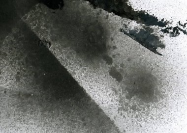 Soyut grafiti arkaplanı. Hava fırçası efektli duvar kâğıdı. Beyaz kağıda siyah akrilik boya dokusu. Dağınık çamur sanatı. Makro sprey boya. El yapımı grunge arka plan