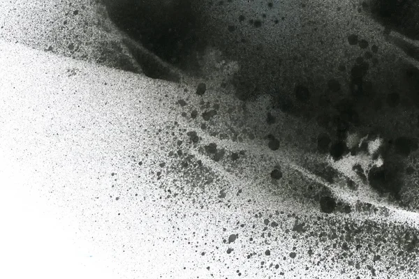 Soyut grafiti arkaplanı. Hava fırçası efektli duvar kâğıdı. Beyaz kağıda siyah akrilik boya dokusu. Dağınık çamur sanatı. Makro sprey boya. El yapımı grunge arka plan