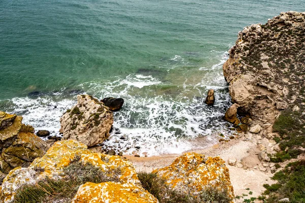 Гори зі сталі та каміння на березі моря. Дикий пляж. свята, приватність — стокове фото