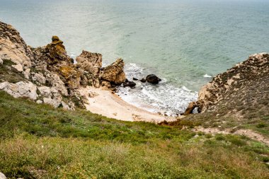 Deniz kıyısındaki çelik ve taş dağları. Vahşi sahil. Tatil, mahremiyet,