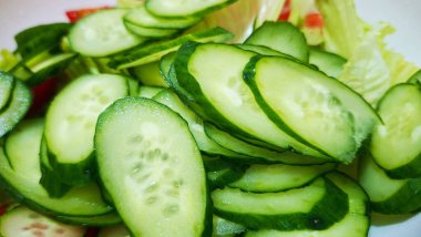 Salata kasesinde taze salatalık dilimleri, taze salatalık dilimleri.