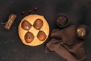 Armutlu turta ve tarçınlı soyut Noel arkaplanı.