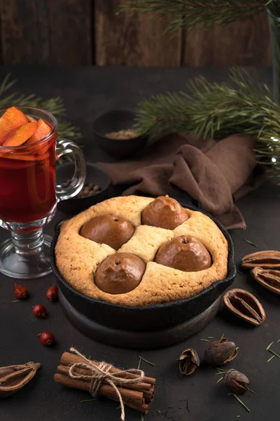 Cozy Christmas composition in brown colors. Homemade pie and mulled wine, side view, vertical orientation. — Stock Photo, Image