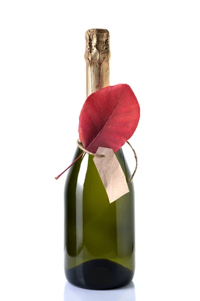 El champán está decorado con una hoja roja. — Foto de Stock
