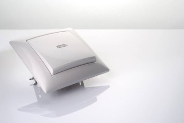 Parlak masadaki kare ışık düğmesinin tasarımı.