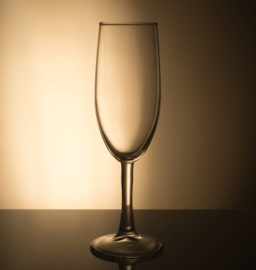 Açık kahverengi arka planda şampanya bardağı..