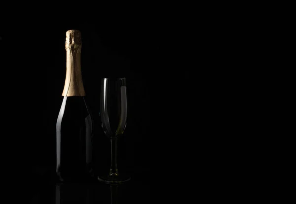 Champagne op een zwarte achtergrond met ruimte om te kopiëren. — Stockfoto