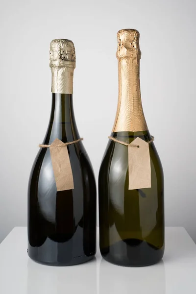 Diferentes tipos de champán sobre un fondo claro. Vista lateral. — Foto de Stock