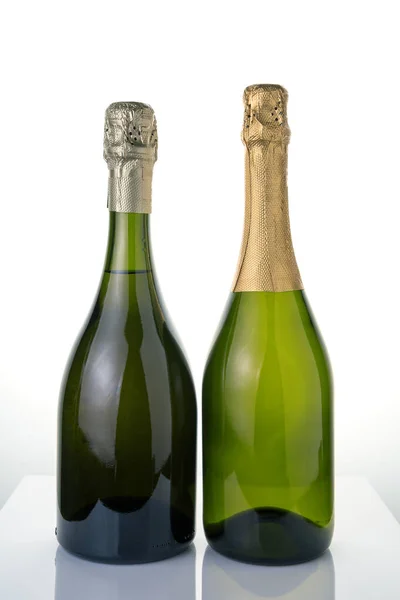 Dos botellas de champán sin etiquetas sobre un fondo claro. — Foto de Stock