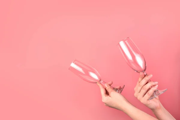 Dos vasos en las manos de una mujer en rosa, con espacio para copiar. — Foto de Stock