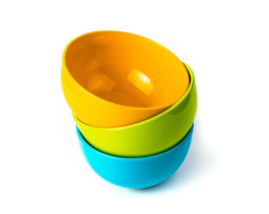 Beyaza izole edilmiş renkli derin plakalar. Yukarıdan görünüşü.