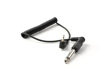 Flaş aksesuar ve eşzamanlama kablosu beyaz arkaplanda izole edildi.