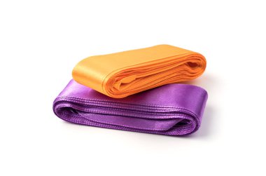 Beyaz arka planda izole edilmiş turuncu ve mor kurdeleler..