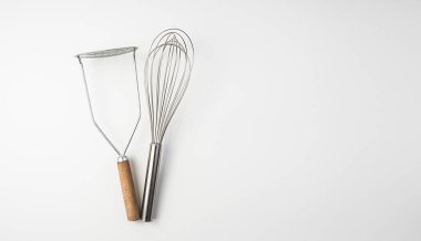 Beyaz arka planda çırpıcı ve patates ezici. Mutfak arka planı,