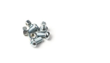 Beyaz arka planda vidalar ve fındıklar.