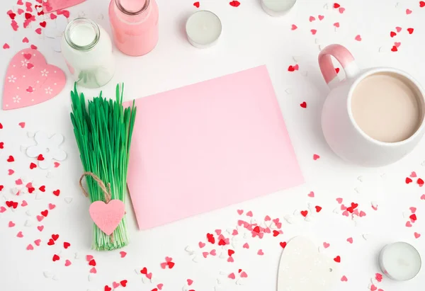 Fundo romântico com corações, xícara de café, envelope rosa e um monte de grama em um fundo leve. — Fotografia de Stock